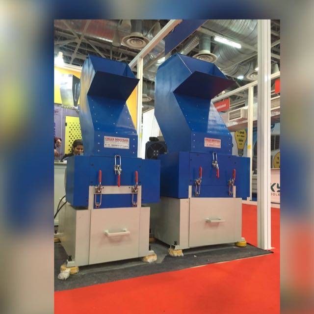 Plastic Grinding Machine Installed on Unick Levelling Pads